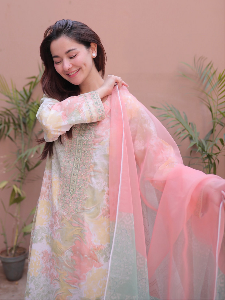 Hania Amir - Pink Blush